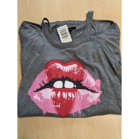 NWT Torrid 0 Lips Grey Graphic Classic Fit Triblend Cold Shoulder Top Size Large - Picture 7 of 7